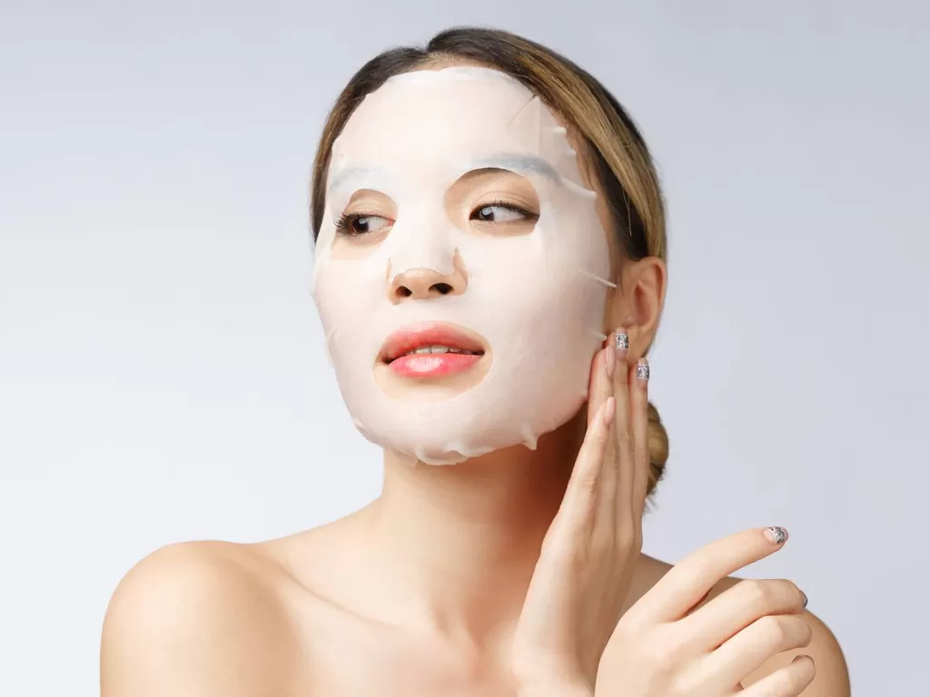 ilustrasi wanita memakai sheet mask (Skincare.com)