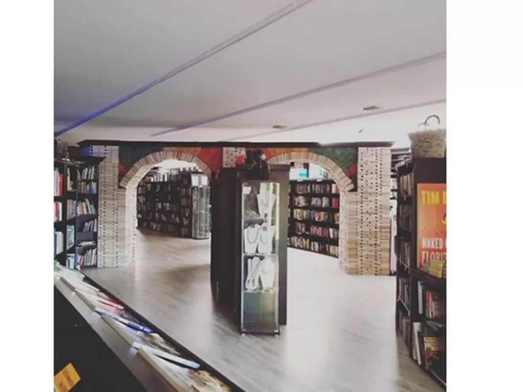 Dinding toko terbuat dari kumpulan buku. (photo/Boredpanda)