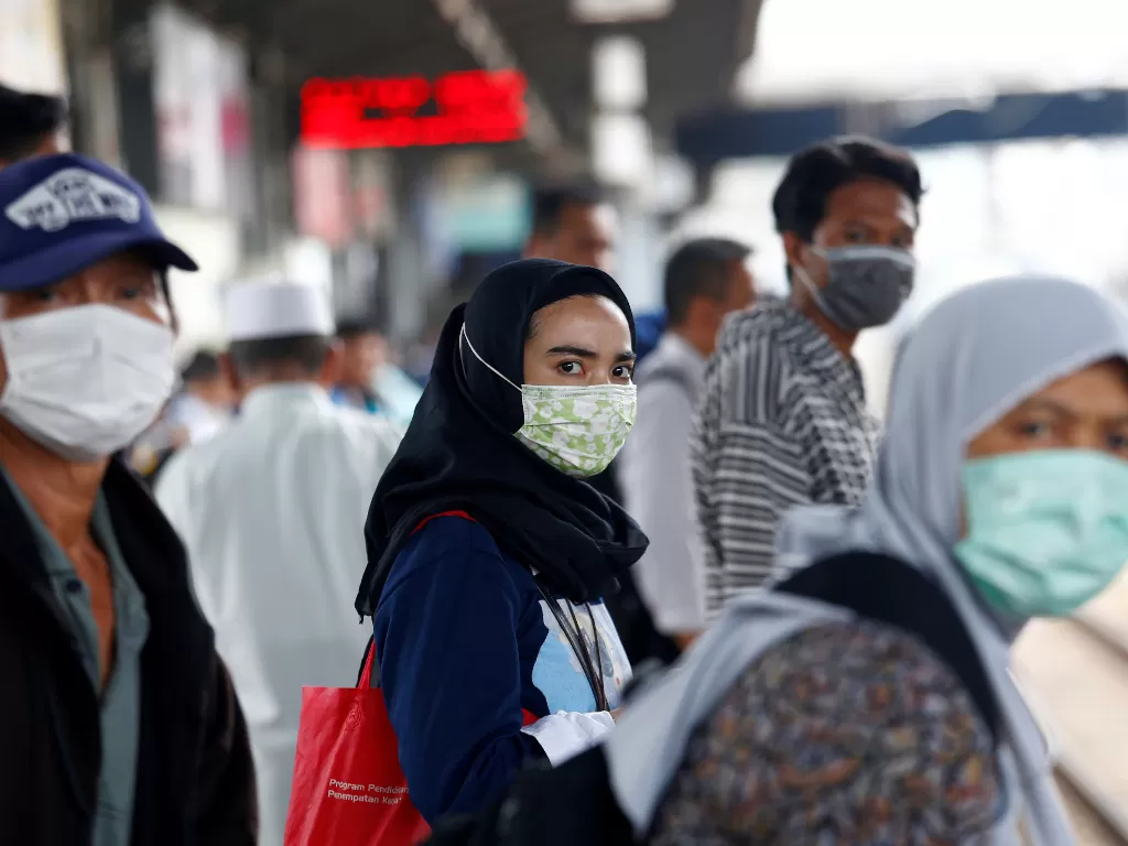 Para penumpang kereta di Tanah Abang, Jakarta mengenakan masker. (REUTERS/Ajeng Dinar Ulfiana)