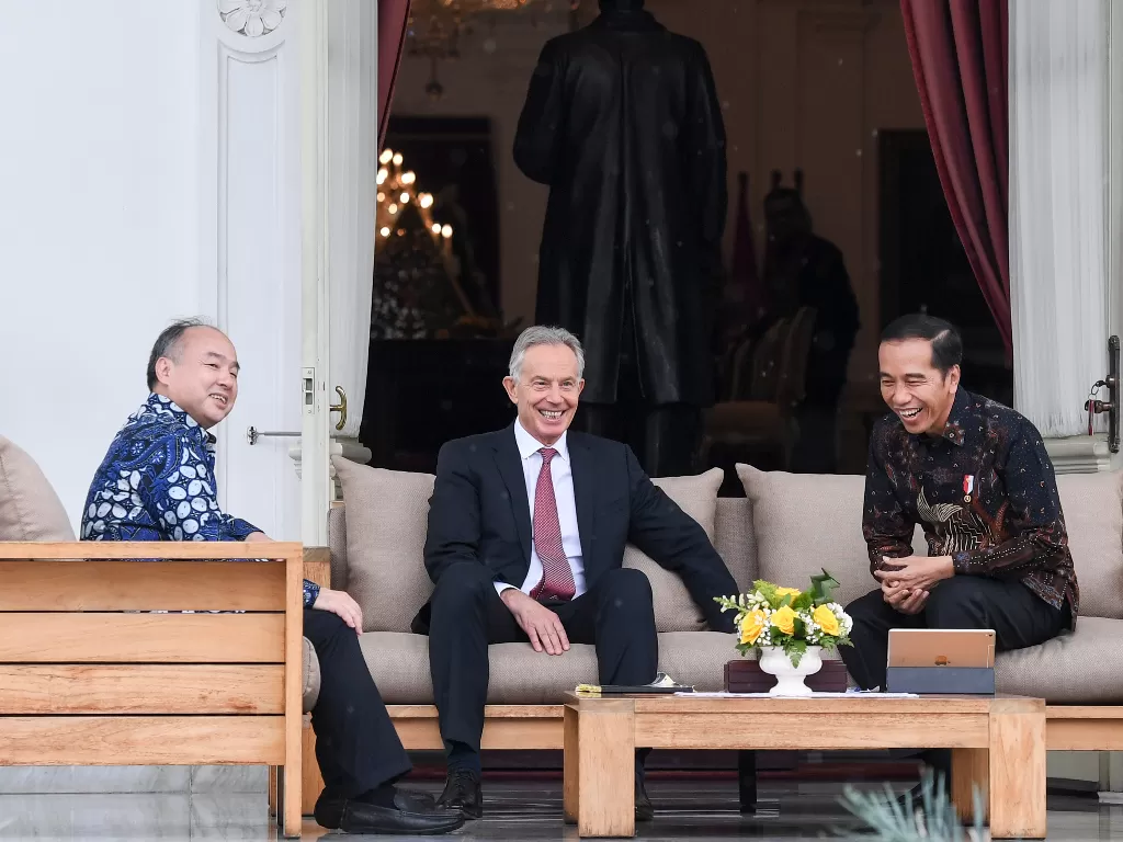 Presiden Joko Widodo berbincang dengan mantan Perdana Menteri Inggris yang juga Executive Chairman Institute for Global Change Tony Blair dan CEO SoftBank Masayoshi Son di Istana Merdeka, Jakarta, Jumat (28/2/2020). (photo/ANTARA/Hafidz Mubarak A)