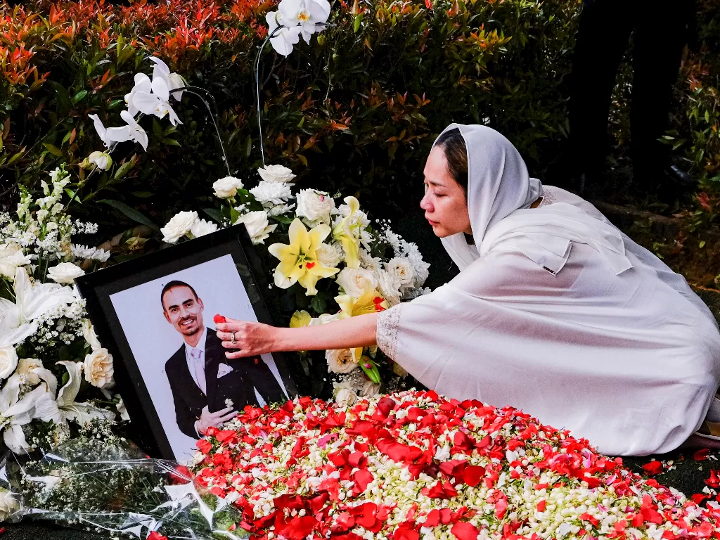 Bunga Citra Lestari di pemakaman sang suami (ANTARA FOTO/M Ibnu Chazar)