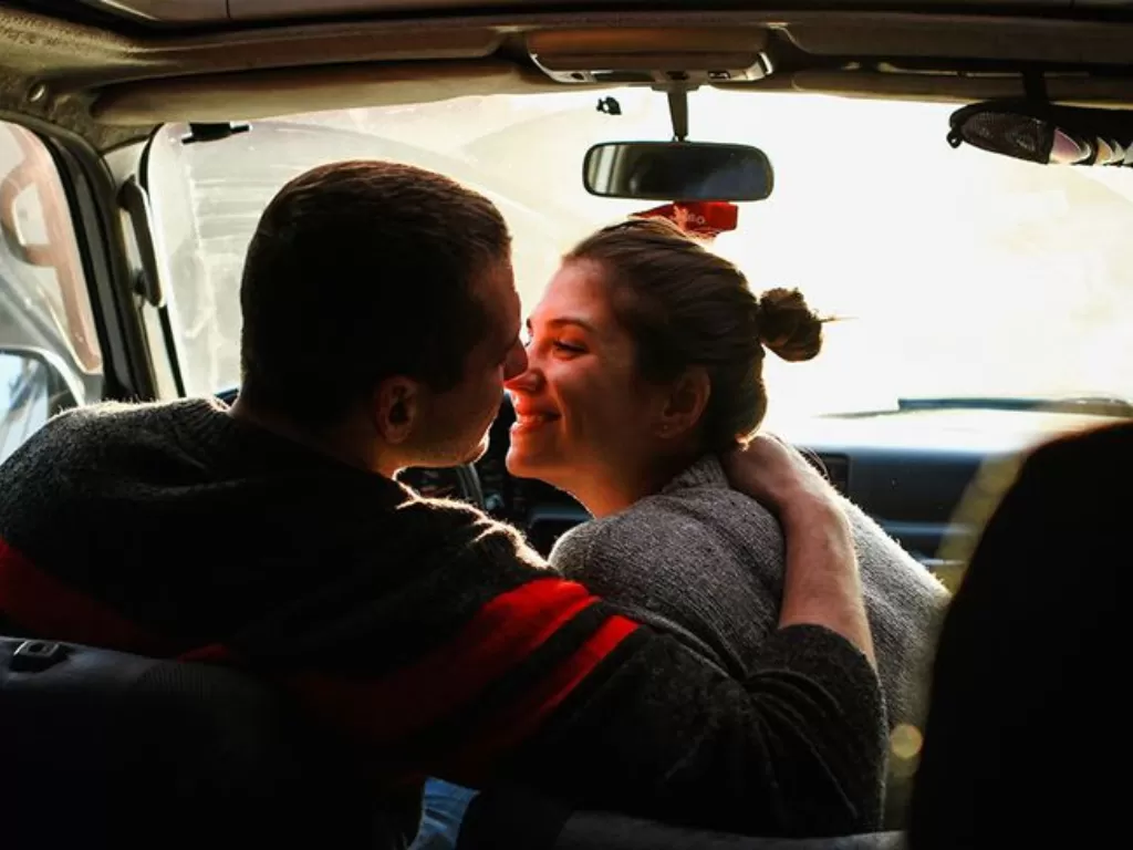Ilustrasi salah satu pasangan yang hendak melakukan hubungan seks di mobil. (Ilustrasi/womenshealthmag.com)