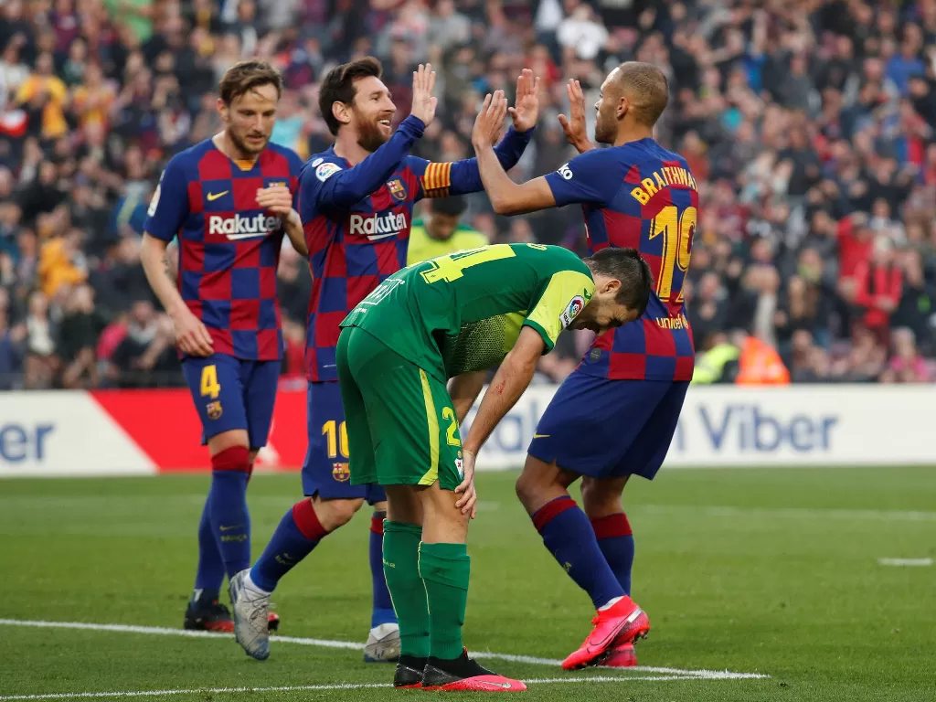Lionel Messi dan Martin Braithwaite merayakan gol saat mengalahkan Eibar 5-0. (REUTERS/Albert Gea)