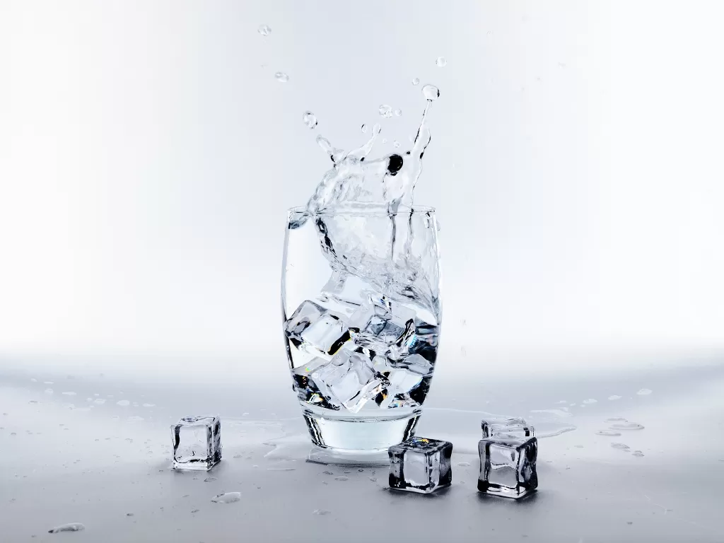 Minum air es (Pixabay/Bruno Germany)