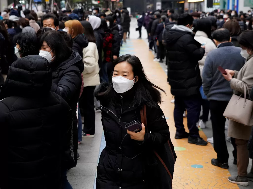 Seorang wanita di Korsel memakai masker setelah merebaknya virus corona. (REUTERS/Kim Jong-Ji)