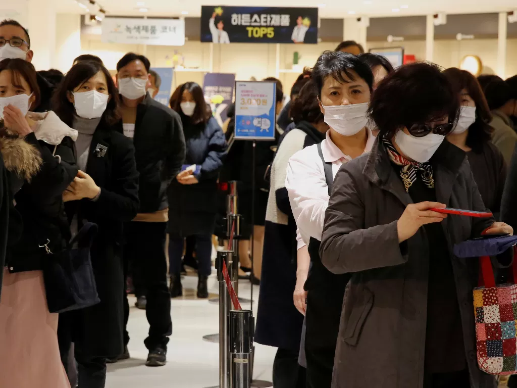  Ratusan orang di Seoul, Korea Selatan antre membeli masker (REUTERS/Heo Ran)