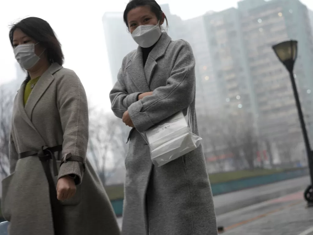 Warga Beijing memakai masker di tengah wabah corona (Reuters/Stringer)