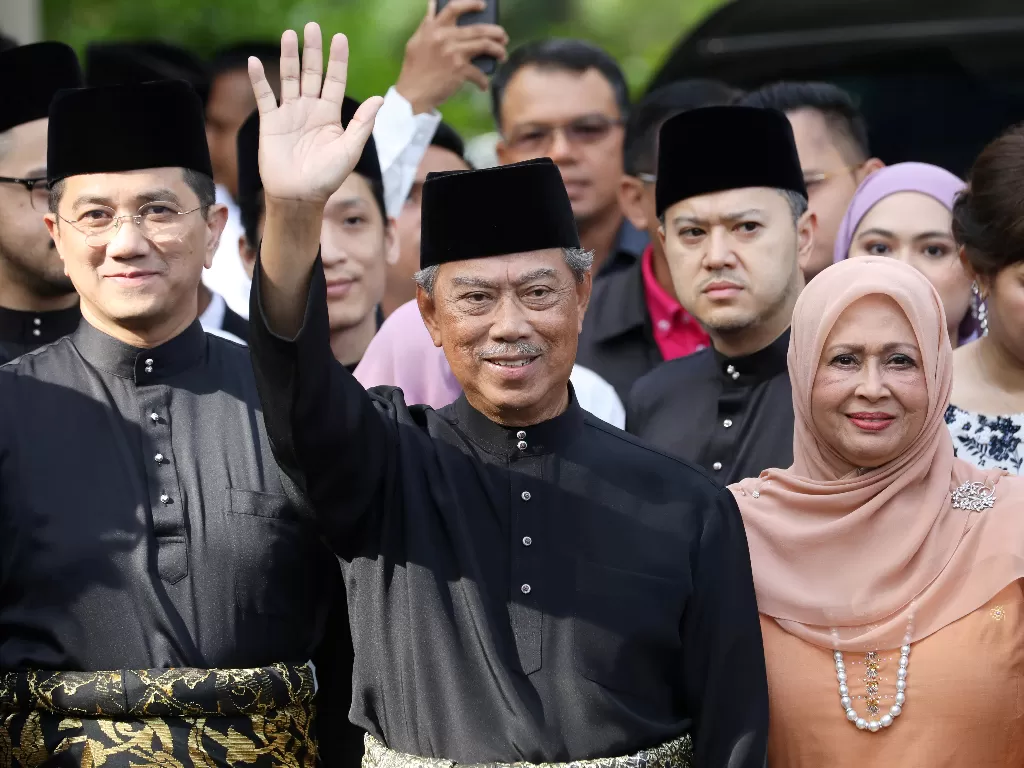 Muhyiddin Yassin melampaikan tangan kepada wartawan sebelum dilantik menjadi PM Malaysia ke-8 (REUTERS/Lim Huey Teng)