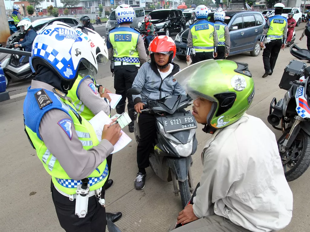 Ilustrasi: Sejumlah anggota Polresta Bogor Kota melakukan razia saat operasi Pajak Kendaraan Bermotor (PKB) di jalan KH Sholeh Iskandar, Kota Bogor (ANTARA FOTO/Arif Firmansyah)