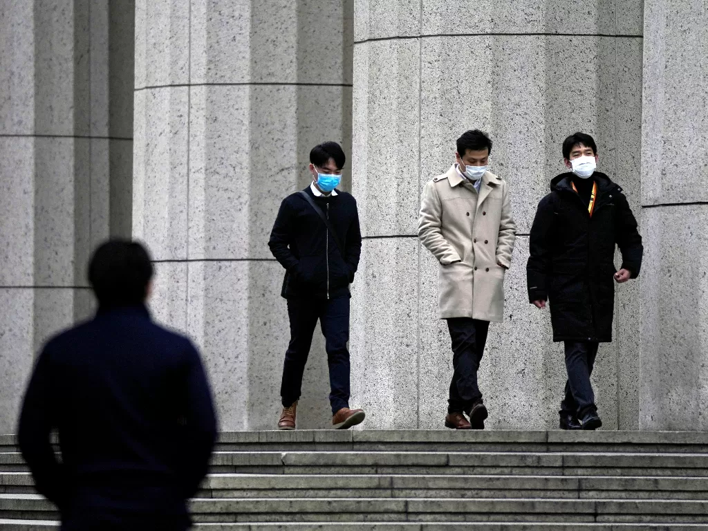 Ilustrasi: Sejumlah di Shangai mengenakan masker (REUTERS/Aly Song)