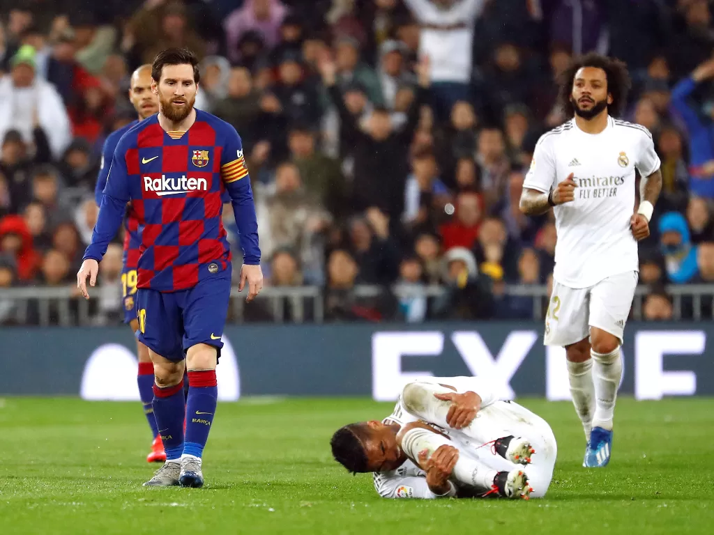 Pemain Real Madrid, Casemiro terjatuh usai dilanggar. (REUTERS/Juan Medina)
