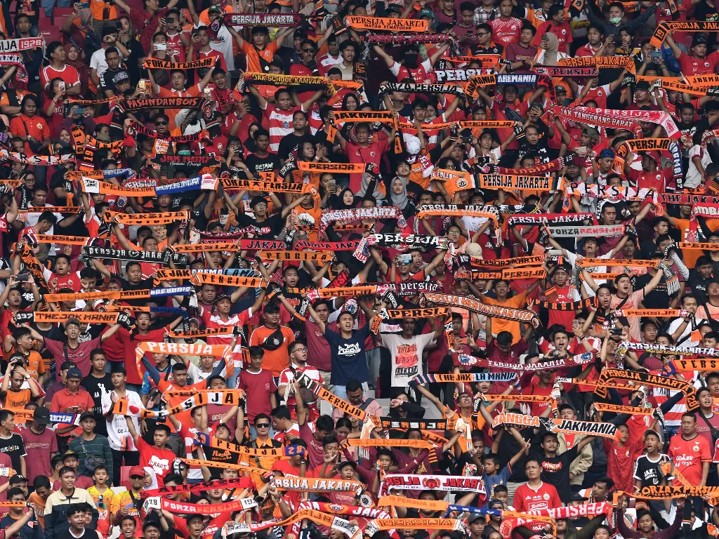 Sejumlah suporter Persija Jakarta membentangkan syal dukungan saat klub idolanya bertanding melawan Borneo FC dalam pekan pertama Shopee Liga 1 2020 di Stadion Utama Gelora Bung Karno (SUGBK), Jakarta, Minggu (1/3/2020). Persija menang dengan skor 3-2. (A