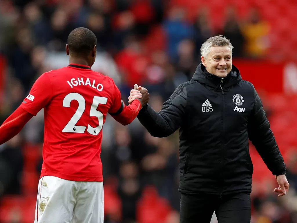 Odion Ighalo menjabat tangan pelatih Manchester United, Ole Gunnar Solskjaer. (REUTERS/Phil Noble)
