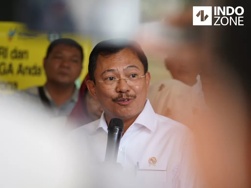 Menteri Kesehatan Terawan Agus Putranto memberikan keterangan kepada wartawan usai menjenguk pasien positif virus corona (INDOZONE/Arya Manggala).