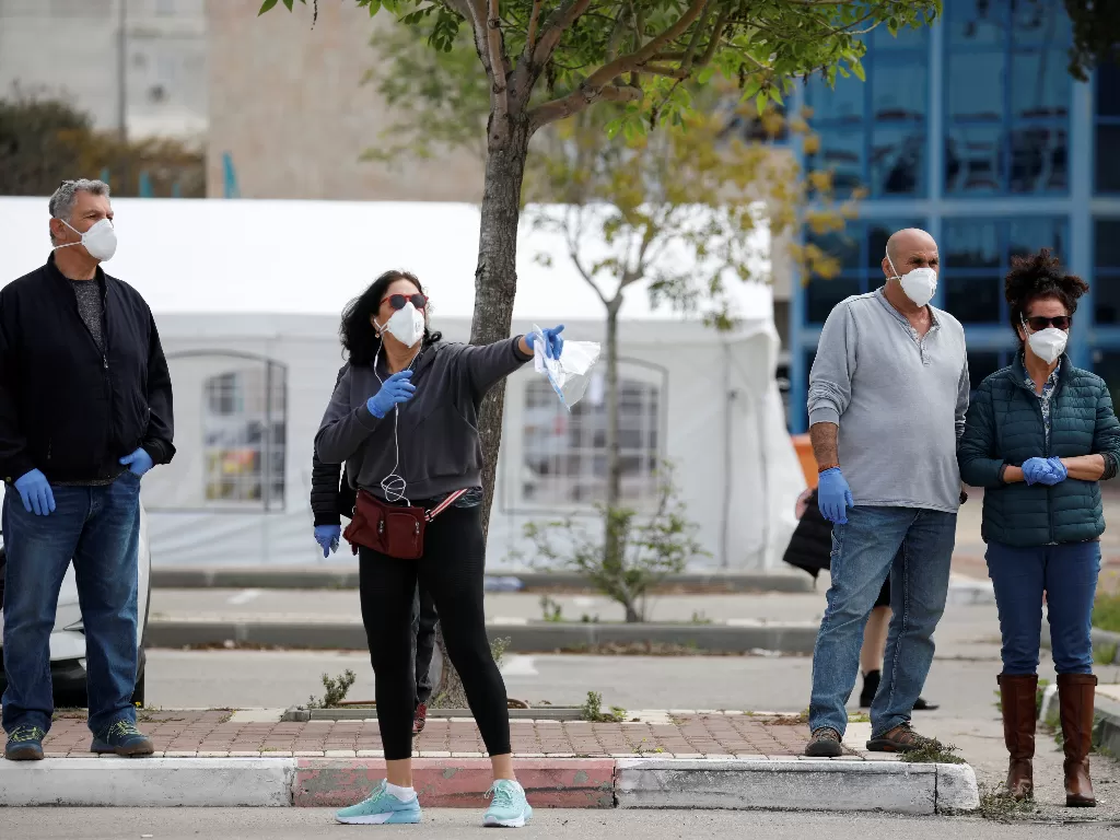 Ilustrasi warga menanggapi penyebaran virus corona (REUTERS/Amir Cohen)