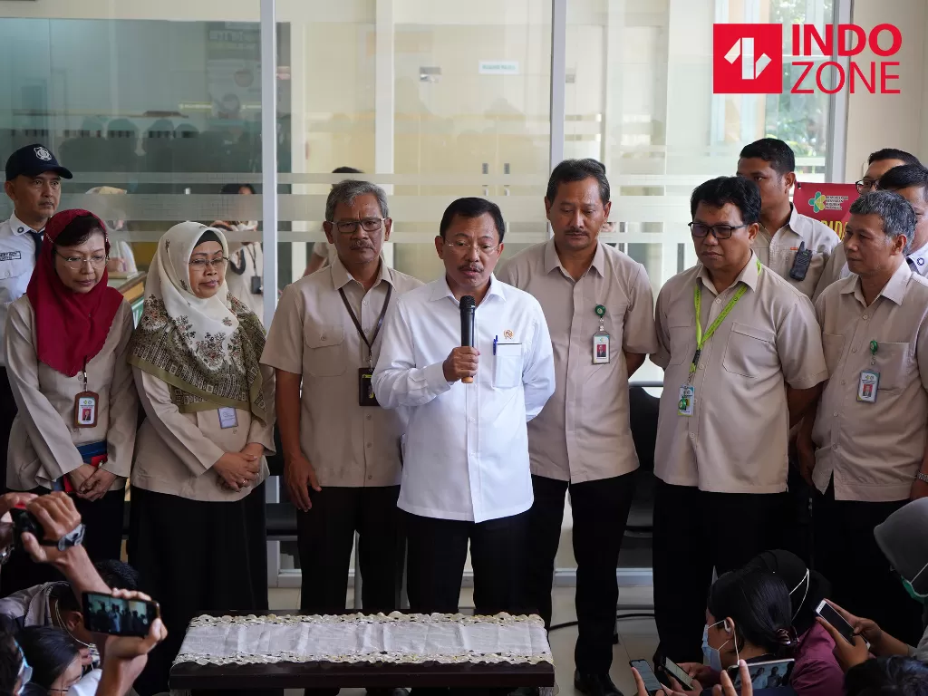 Menteri Kesehatan Terawan Agus Putranto memberikan keterangan usai menjenguk pasien positif virus corona di RSPI Prof. Dr. Sulianti Saroso, Senin (2/3/2020). (INDOZONE/Arya Manggala)