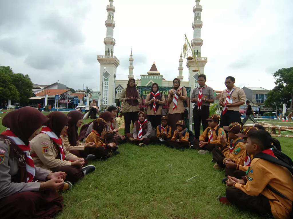 Ilustrasi guru dan siswa berkumpul untuk memberikan doa bersama terhadap korban hanyut SMPN 1 Turi. (ANTARA FOTO/Oky Lukmansyah)