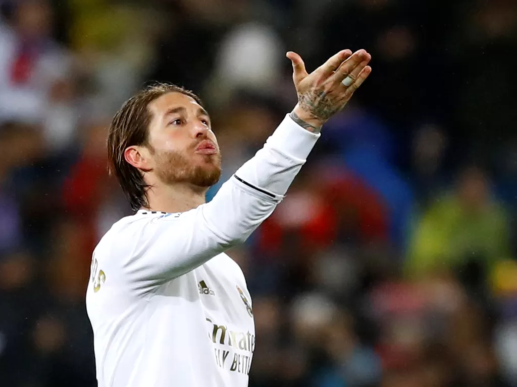 Bek Real Madrid, Sergio Ramos melakukan selebrasi setelah menang dari Barcelona. (REUTERS/Juan Medina)