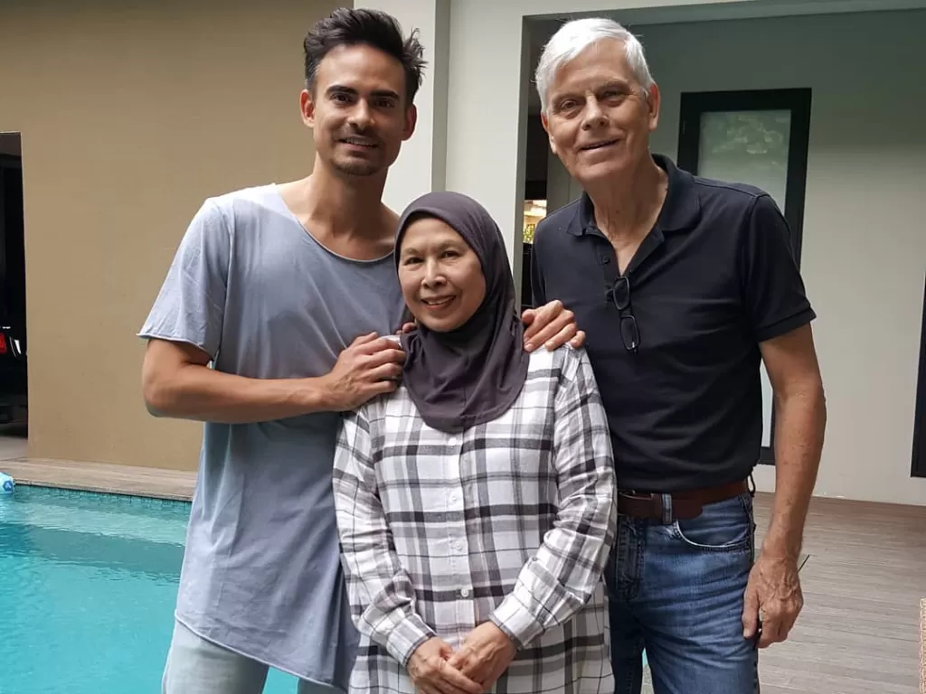 Ashraf Sinclair dan kedua orangtuanya. (Instagram/@dida_sinclair)
