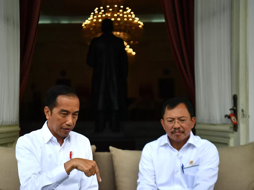 Presiden Joko Widodo (kiri) didampingi Menteri Kesehatan Terawan Agus Putranto menyampaikan konferensi pers terkait virus corona di Istana Merdeka, Jakarta, Senin (2/3/2020). (ANTARA FOTO/Sigid Kurniawan)