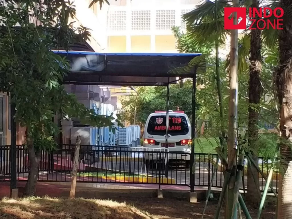Ambulans Kota Depok tiba di RSPI Sulianti Saroso (INDOZONE/Arya Manggala)