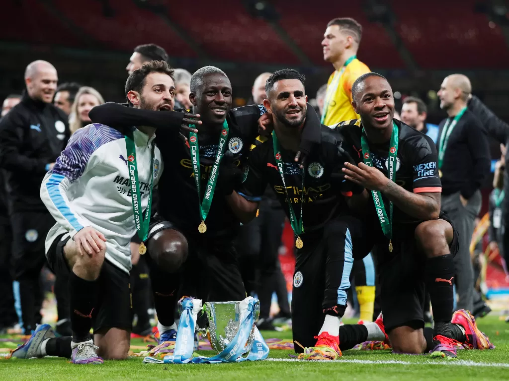Penyerang Manchester City, Raheem Sterling bersama rekan-rekannya ketika City berhasil menjuarai Piala Liga Inggris. (REUTERS/Matthew Childs)