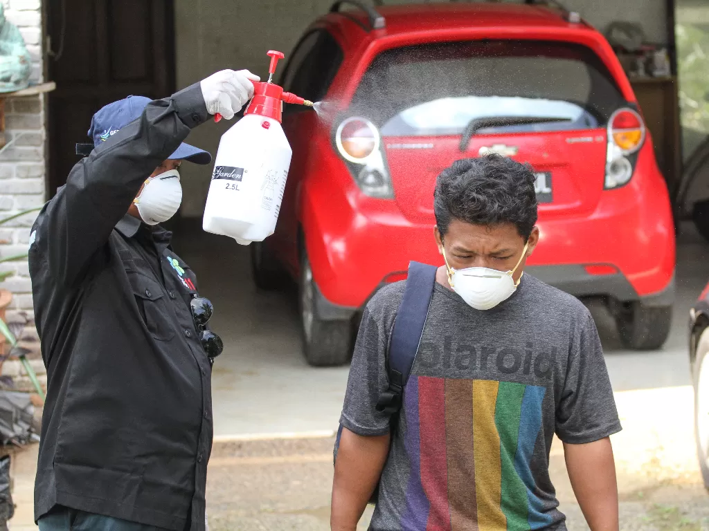 Petugas Dinas Kesehatan melakukan sterilisasi dan evakuasi tukang kebun rumah yang penghuninya terjangkit Virus Corona di Depok, Jawa Barat, Senin (2/3/2020). (photo/ANTARA/Asprilla Dwi Adha)