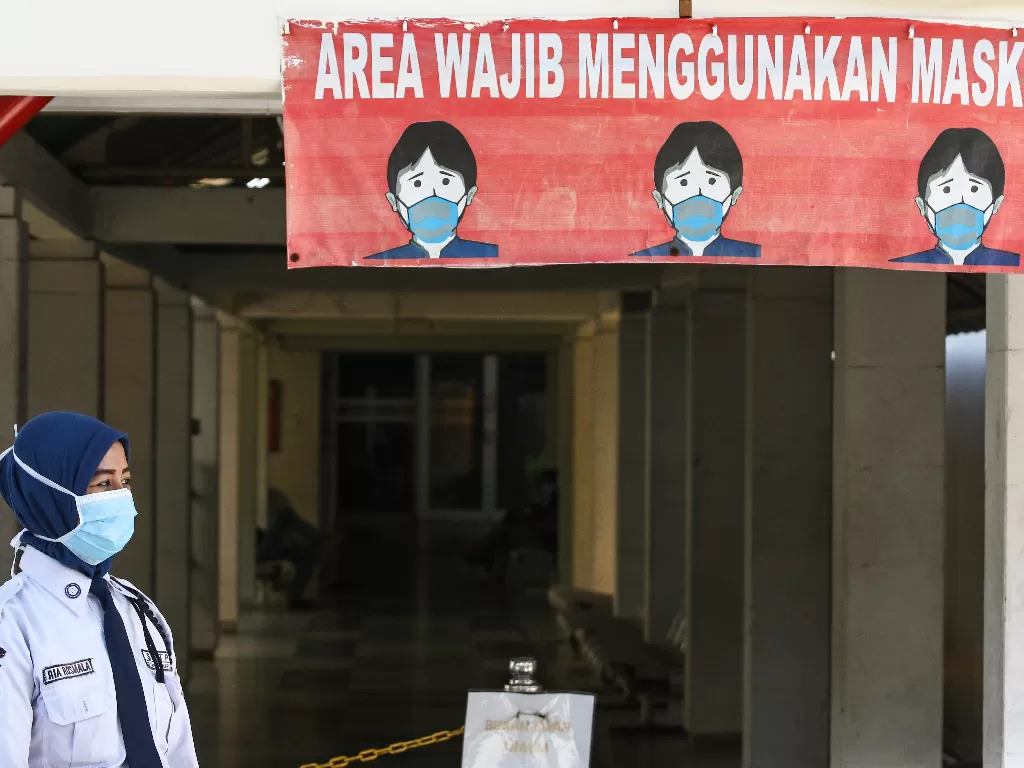 Petugas menggunakan masker di RSPI Sulianti Saroso, Jakarta, Senin (2/3/2020). (ANTARA/Rivan Awal Lingga)