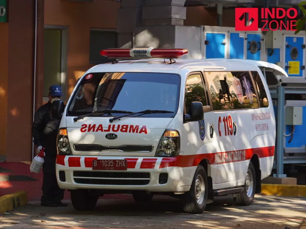 Mobil ambulans Kota Depok membawa penjaga rumah pasien positif corona ke RSPI Sulianti Suroso (INDOZONE/Arya Manggala)