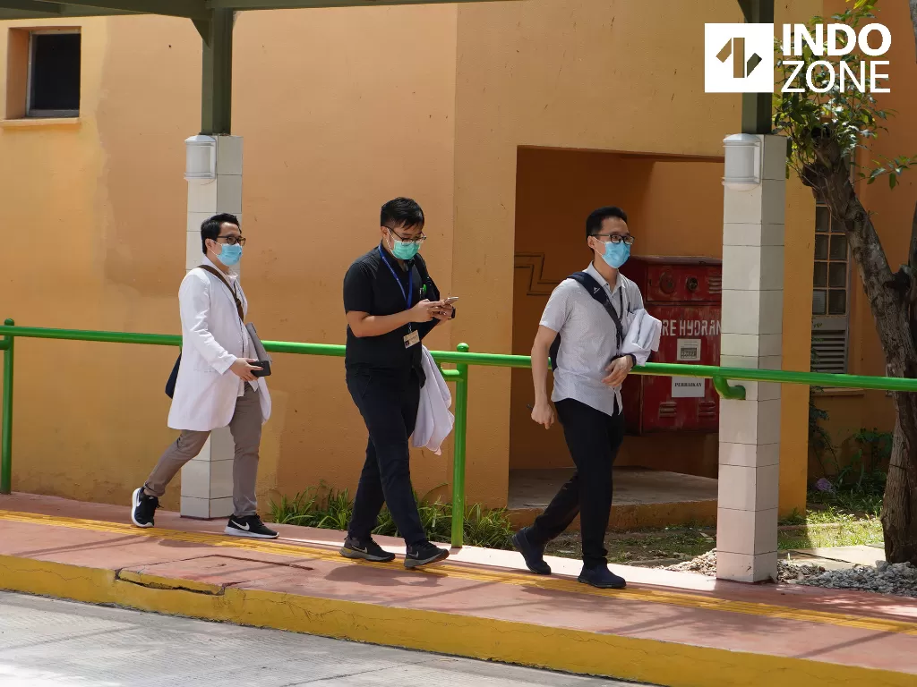 Karyawan memakai masker saat beraktivitas di RSPI Prof. Dr. Sulianti Saroso, Sunter, Jakarta Utara, Senin (2/3/2020). (INDOZONE/Arya Manggala)