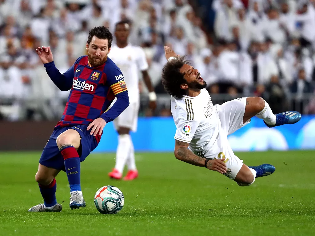 Penyerang Barcelona, Lionel Messi dan bek Real Madrid, Marcelo. (REUTERS/Sergio Perez)