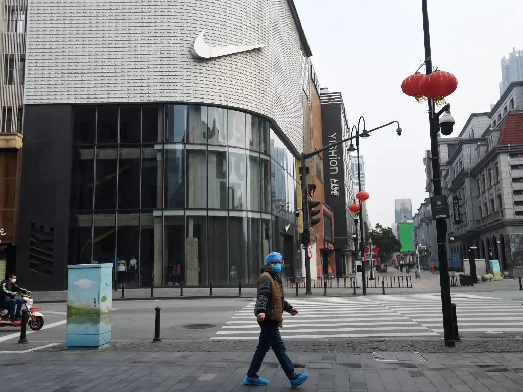 Toko Nike di area komersial utama di Wuhan, pusat penyebaran wabah virus coronavirus baru, provinsi Hubei. (photo/Reuters)