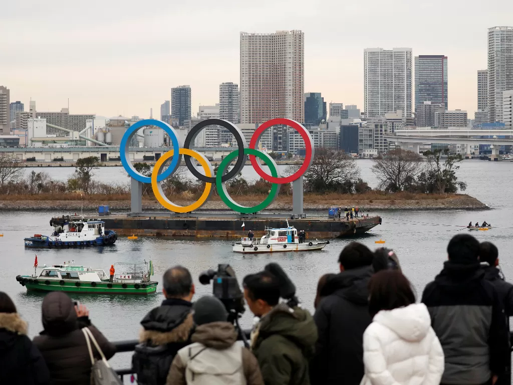Cincin Olimpiade Raksasa dipasang di area tepi laut di Taman Laut Odaiba di Tokyo, menjelang Olimpiade Musim Panas Tokyo 2020. (photo/Reuters)