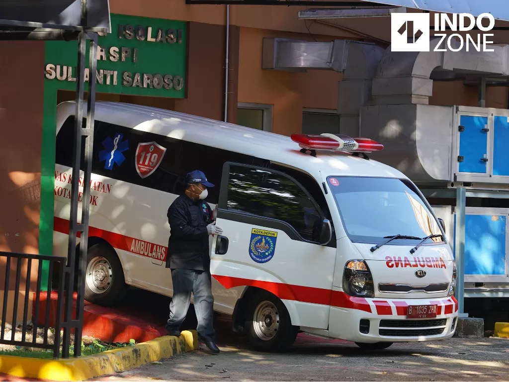 Mobil Ambulans yang membawa penjaga rumah pasien corona tiba di RSPI Prof. Dr. Sulianti Saroso, Sunter, Jakarta Utara, Senin (2/3/2020). (INDOZONE/Arya Manggala)