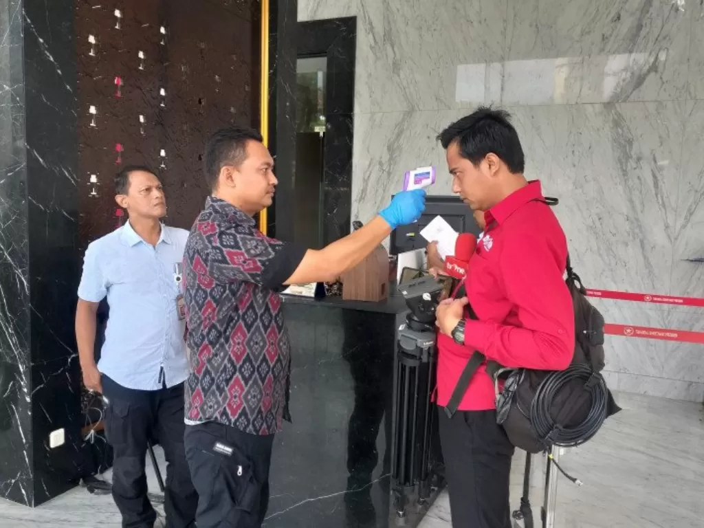 Setiap tamu dan pejabat yang hendak masuk ke Istana Kepresidenan, Jakarta Pusat, mulai Selasa (3/3/2020) harus diperiksa kondisi suhu tubuhnya oleh petugas untuk mengantisipasi penyebaran virus COVID-19. (FOTO ANTARA/Indra Arief)
