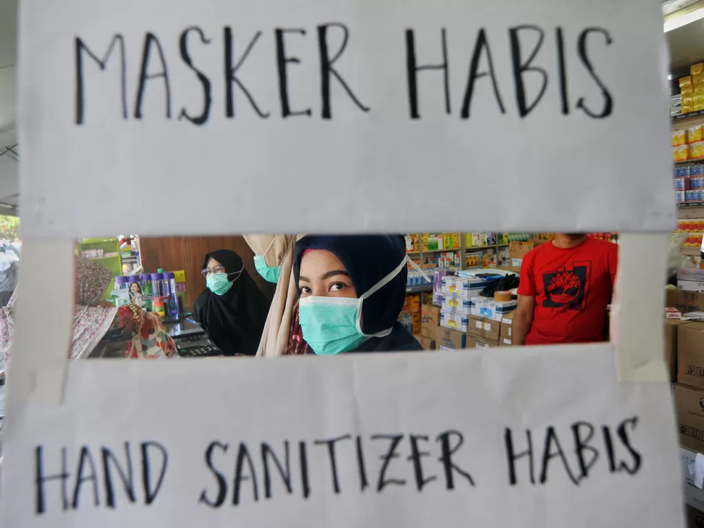 Petugas apotek memasang tanda stok masker habis, di kawasan pusat penjualan obat-obatan dan alat kesehatan Tarandam, Padang, Sumatera Barat, Selasa (3/3/2020). (ANTARA FOTO/Iggoy el Fitra)
