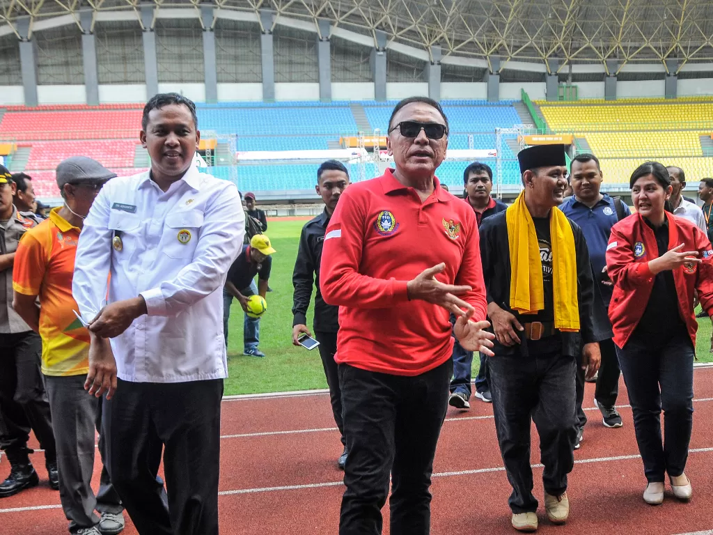 Ketua Umum PSSI Mochamad Iriawan (tengah) bersama Sekjen Ratu Tisha (kanan) dan Wakil Wali Kota Bekasi Tri Andhianto (kiri) meninjau lapangan Stadion Patriot Chandrabhaga, Bekasi, Jawa Barat, Selasa (3/3/2020). Kunjungan tersebut untuk mematangkan kesiapa