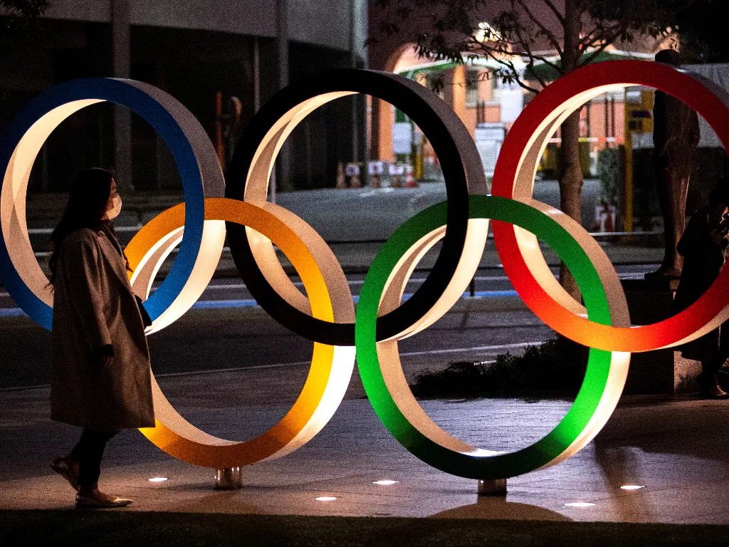 Olimpiade berdering di depan Museum Olimpiade Jepang di Tokyo, Jepang. (photo/Reuters/Athit Perawongmetha)