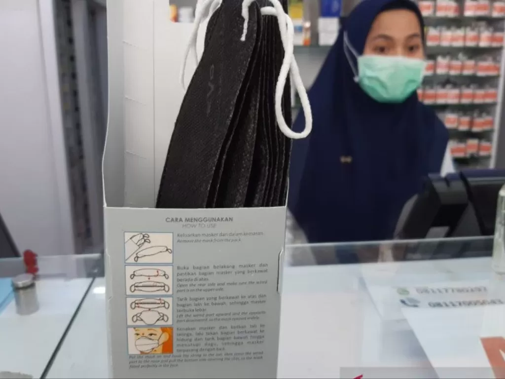 Harga masker berwarna hitam yang dijual Apotek Kimia Farma di Tanjungpinang mencapai Rp250.000/kotak. (Photo/ANTARA/Nikolas Panama)