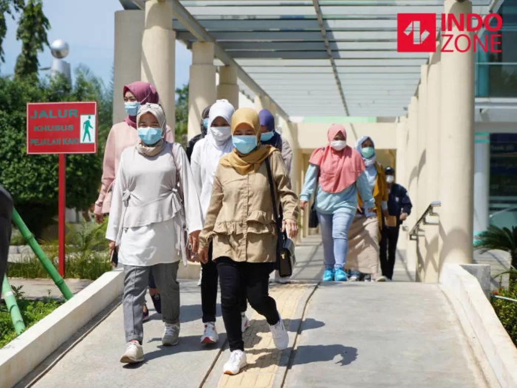 Pengunjung memakai masker saat beraktivitas di RSPI Prof. Dr. Sulianti Saroso, Sunter, Jakarta Utara, Senin (2/3/2020). Ketua MPR Bambang Soesatyo meminta masyarakat untuk tidak panik dengan wabah virus corona atau Covid-19. (INDOZONE/Arya Manggala)