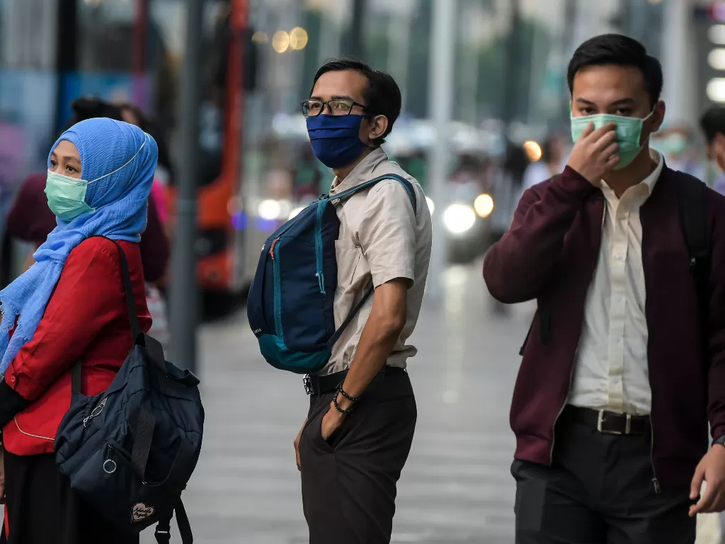 Warga beraktivitas menggunakan masker di kawasan Bunderan Hotel Indonesia, Jakarta, Senin (2/3/2020). (photo/ANTARA/Galih Pradipta)
