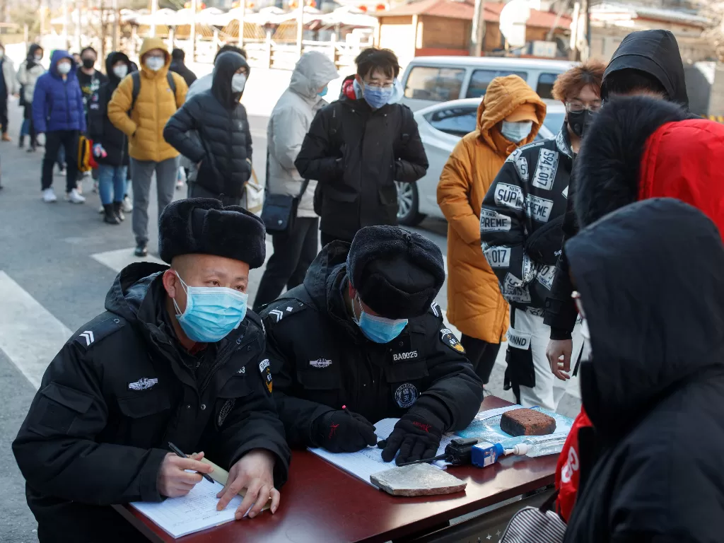 Warga mengisi data diri di salah satu kantor di Beijing (REUTERS/Thomas Peter)