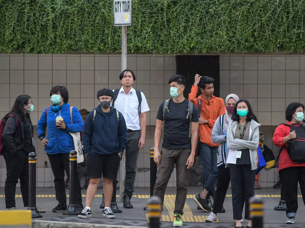 Ilustrasi orang memakai masker untuk mencegah penyebaran virus corona. (ANTARA FOTO/Galih Pradipta)