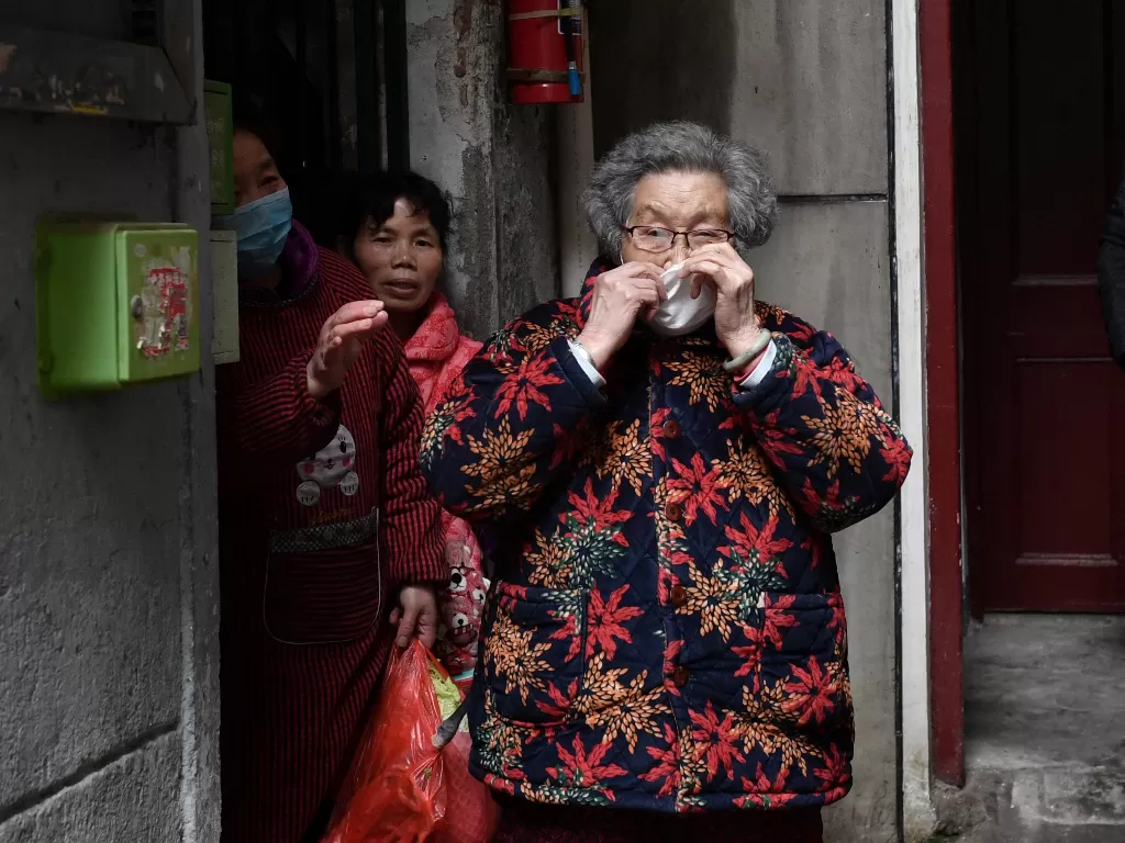 Warga menggunakan masker untuk mencegah penyebaran virus corona, di Wuhan, Hubei, Tiongkok (REUTERS/Stringer CHINA OUT).