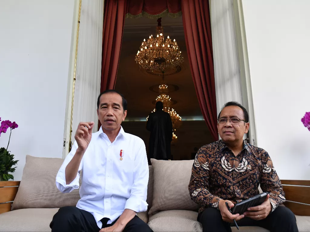 Presiden Joko Widodo didampingi Mensesneg Pratikno menyampaikan keterangan pers di beranda belakang Istana Merdeka, Jakarta, Selasa (3/3/2020).  (photo/ANTARA/Sigid Kurniawan)