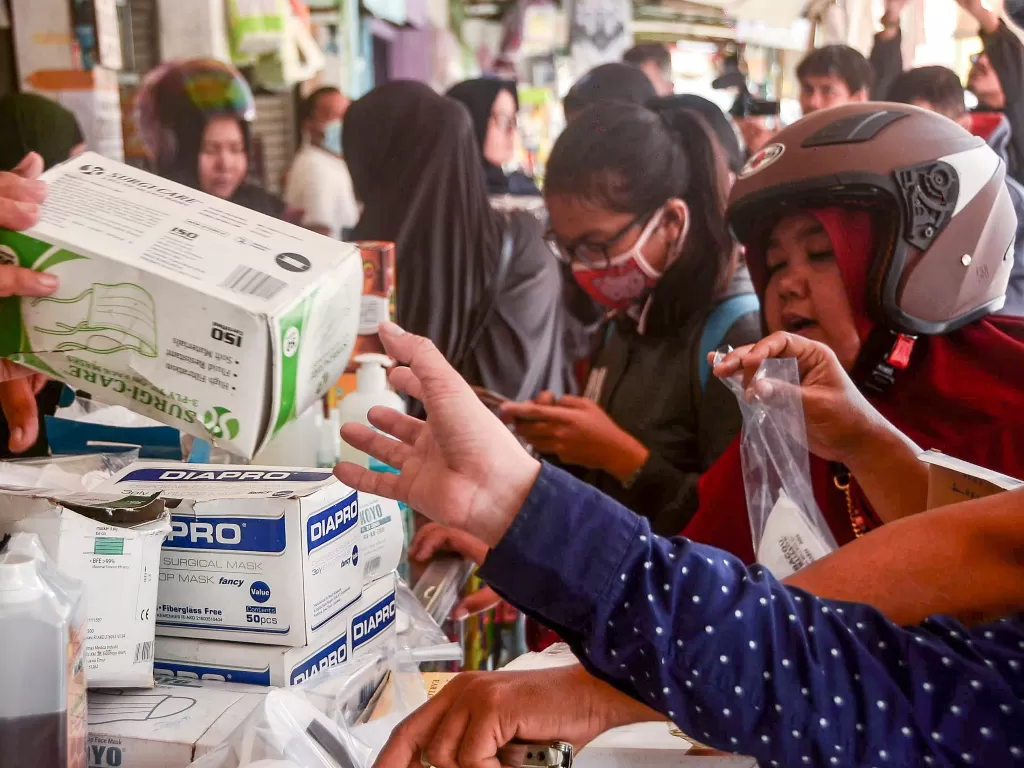 Sejumlah warga menyerbu toko untuk membeli masker di pasar proyek Bekasi, Jawa Barat, Senin (2/3/2020). (ANTARA FOTO/ Fakhri Hermansyah)