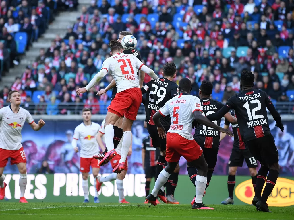 Penyerang RB Leipzig Patrik Schick menyundul bola untuk mencetak gol penyama kedudukan dalam laga lanjutan Liga Jerman melawan Bayer Leverkusen di Stadion Red Bull Arena, Leipzig, Jerman, Minggu (1/3/2020).  (Twitter/@DieRotenBullen)