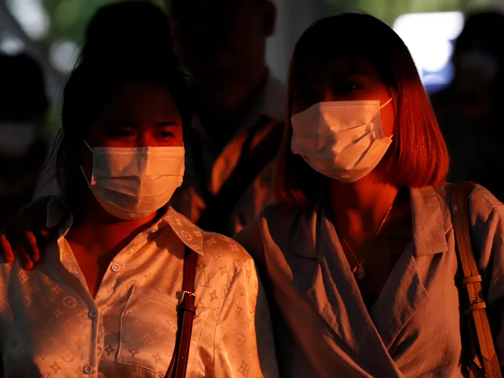 Ilustrasi pengguna masker di Thailand. (photo/Reuters/Jorge Silva)
