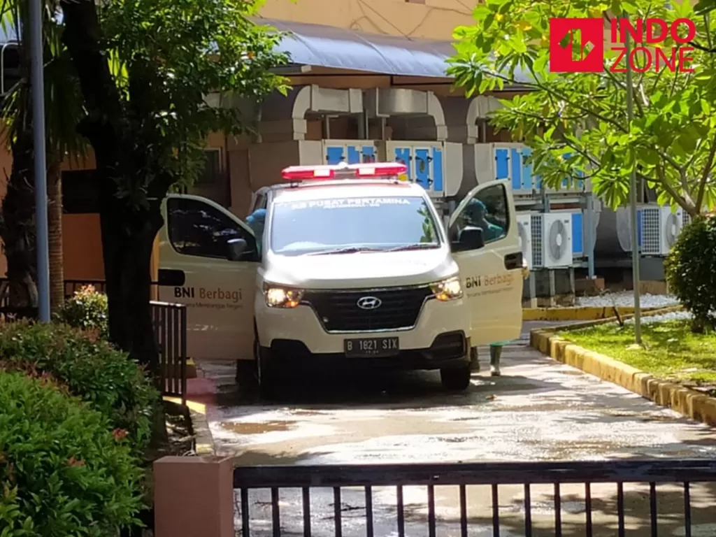 Sebuah ambulans RSPP (Rumah Sakit Pusat Pertamina) baru masuk ke bagian isolasi RSPI Soelianti Saroso (INDOZONE/Sigit Nugroho)