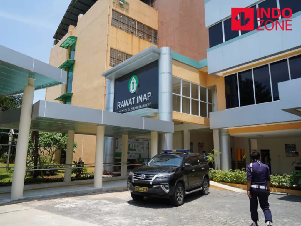Pihak RSPI Prof. Dr. Sulianti Saroso, Sunter, Jakarta Utara, melarang pihak keluarga untuk menjenguk pasien yang positif terpapar virus corona atau Covid-19. (INDOZONE/Arya Manggala)